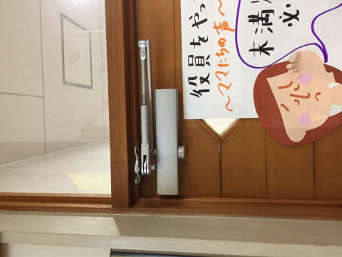 【関市西本郷通店】ドアの上の部品、ドアクローザーです！